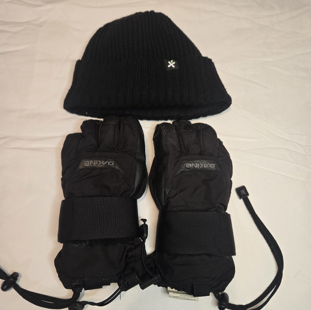Dakine Black Beanie and Gloves Set